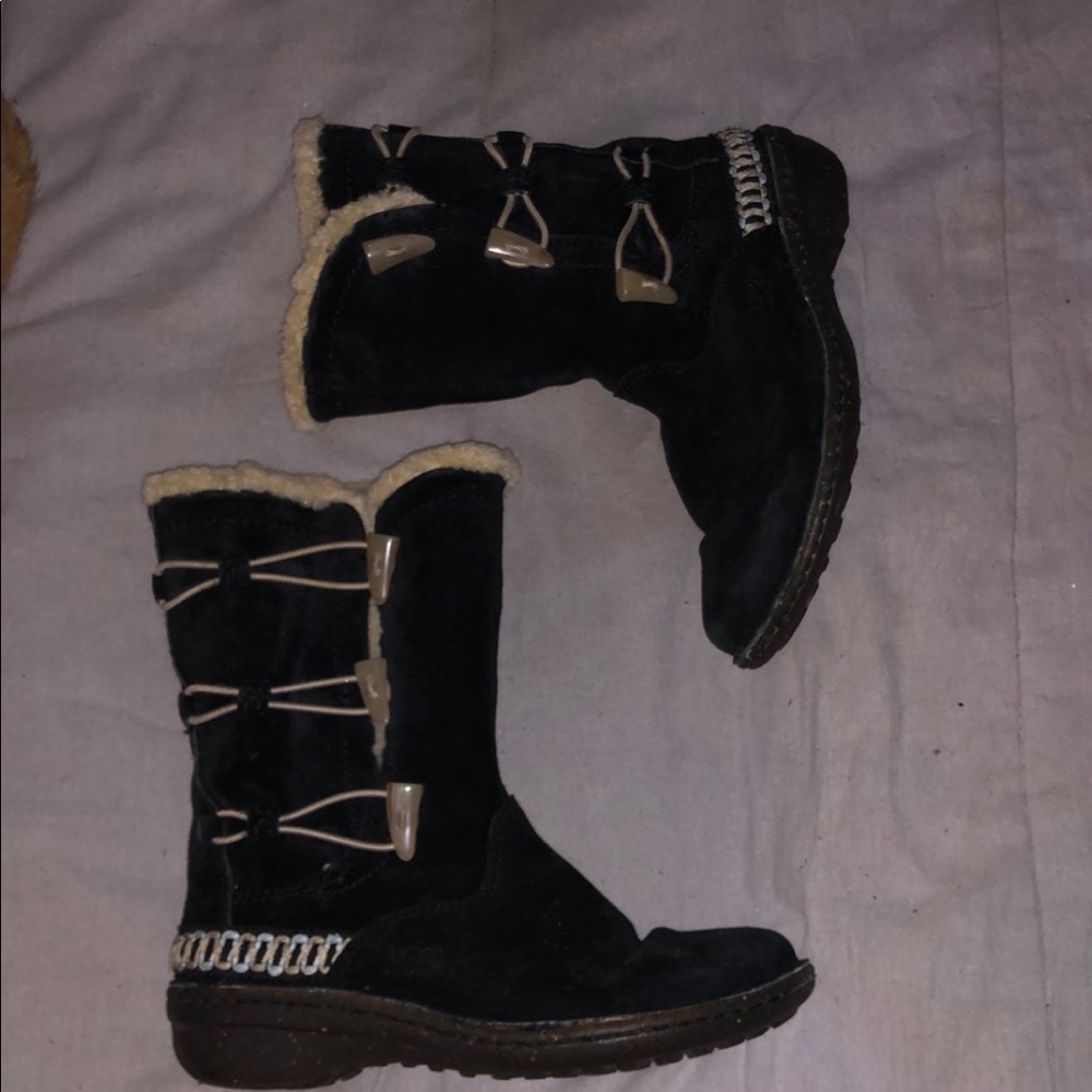 Woman’s Size 6 UGG Kona Horn Toggle Sheepskin Boots